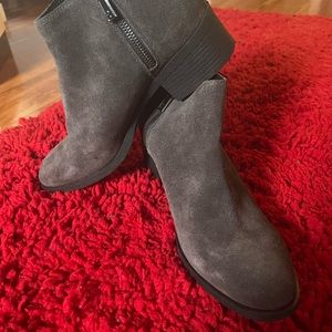 Kenneth Cole dark gray suede booties. Size 8.5.